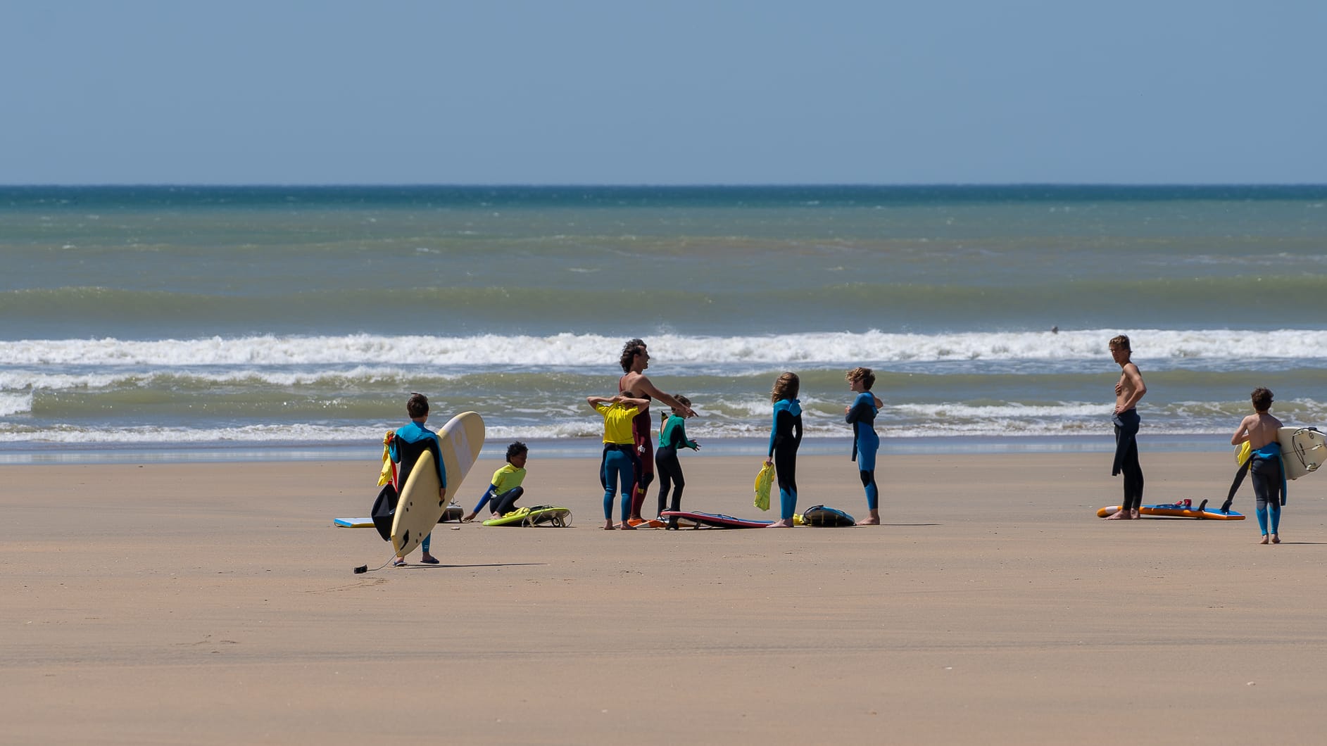ocean-cours-planche-surf-vagues-enfants-adultes-ados-prof-lecon-formule-combinaison-surf