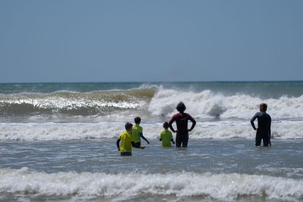 cours-surf-lecon-planche-soleil-vagues-ocean-oleron-enfants-prof-coach-lycra