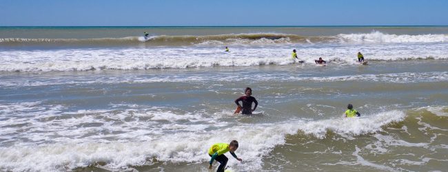 cours-surf-vue-drone-formule-duo-solo-ocean-vague-soleil-sable-oleron-surf-combinaison