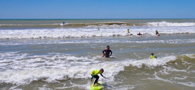 cours-surf-vue-drone-formule-duo-solo-ocean-vague-soleil-sable-oleron-surf-combinaison