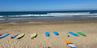 planche-de-surf-sur-la-plage-ile-oleron-cours-de-surf-enfants-adultes-adolescent-chez-surfari