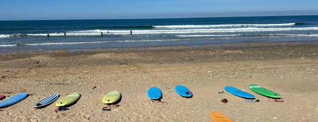 planche-de-surf-sur-la-plage-ile-oleron-cours-de-surf-enfants-adultes-adolescent-chez-surfari