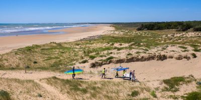retour-formule-cours-de-surf-oleron-surfari-chemin-cabane-planche-surf-combinaison-enfants-adultes-ados