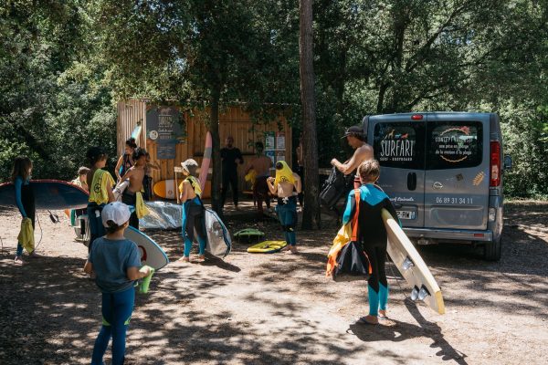 trafic-cabane-foret-oleron-cours-de-surf-enfant-ado-adulte-prof-planche-combinaison